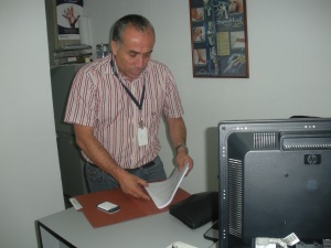 El médico general integral, Dr. Madrid en su consultorio del servicio médico del Banco Industrial de Venezuela