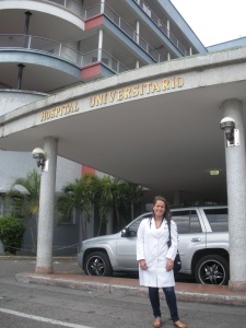 Claudia Mosquera,estudiante de la Escuela de Medicina Luis Razzeti antes de entrar al hospital donde se realizó la entrevista